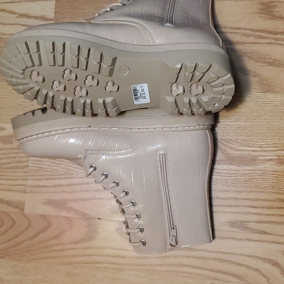 NWT, Croco Style Lug Sole Tan/Cream Boots, Size 8, Faux Leather - Picture 4 of 7